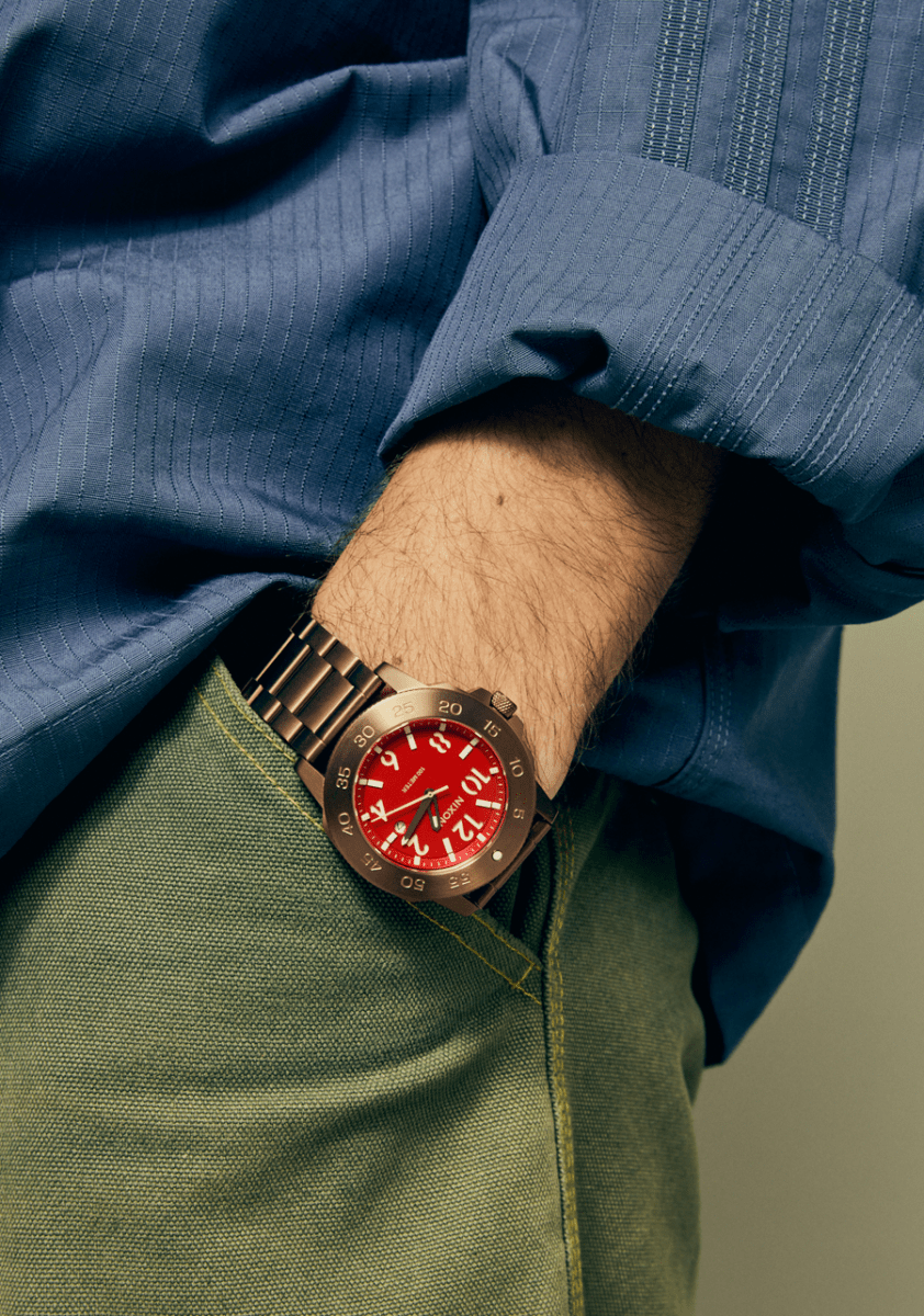 NIXON Smyth 44 Red Dial and Gold Steel Bracelet 44mm Men's Watch | A14145262 - 00 | TIME Watches