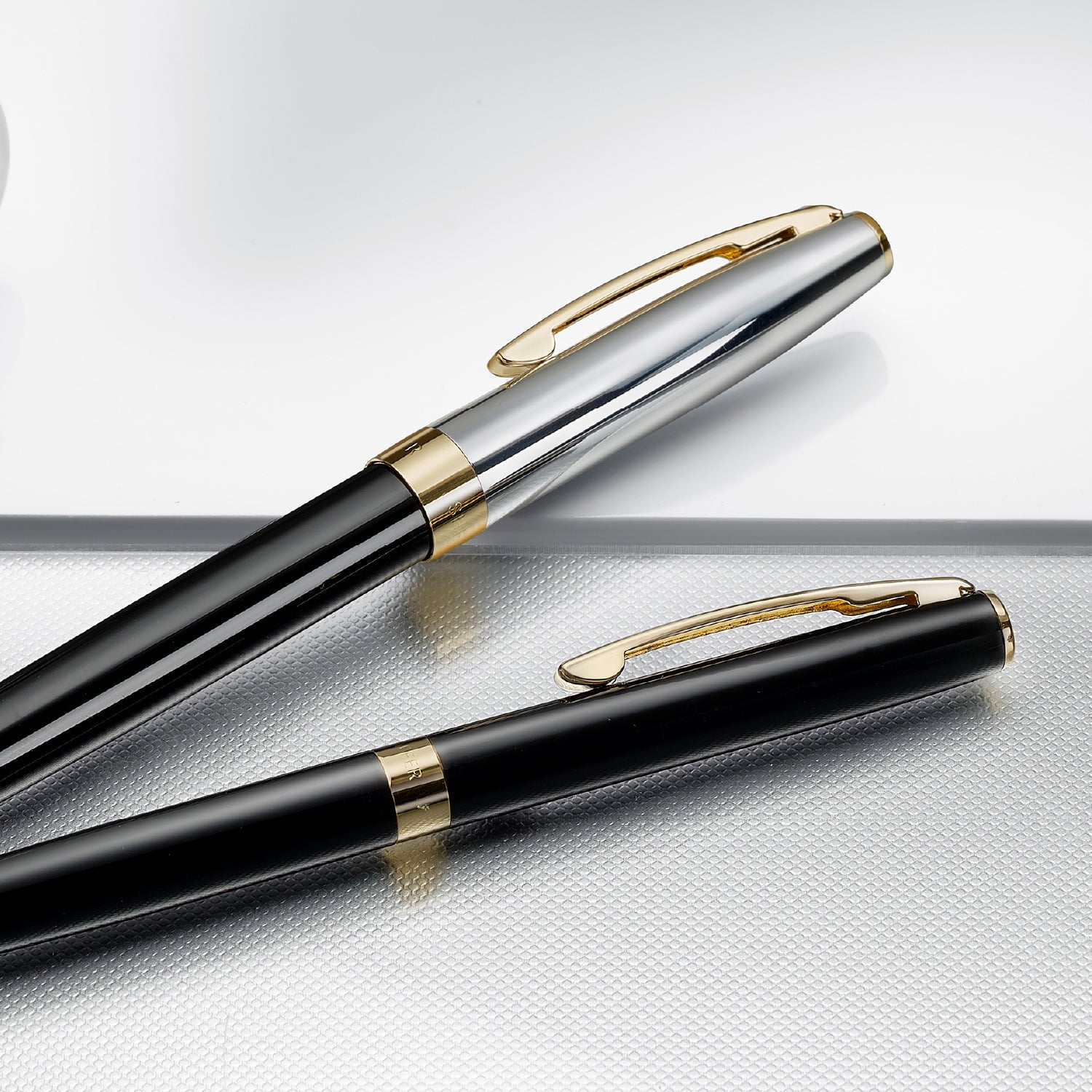Sheaffer  SAGARIS 9475 Gloss Black Barrel and Chrome Cap Rollerball Pen With Gold Tone Trim |