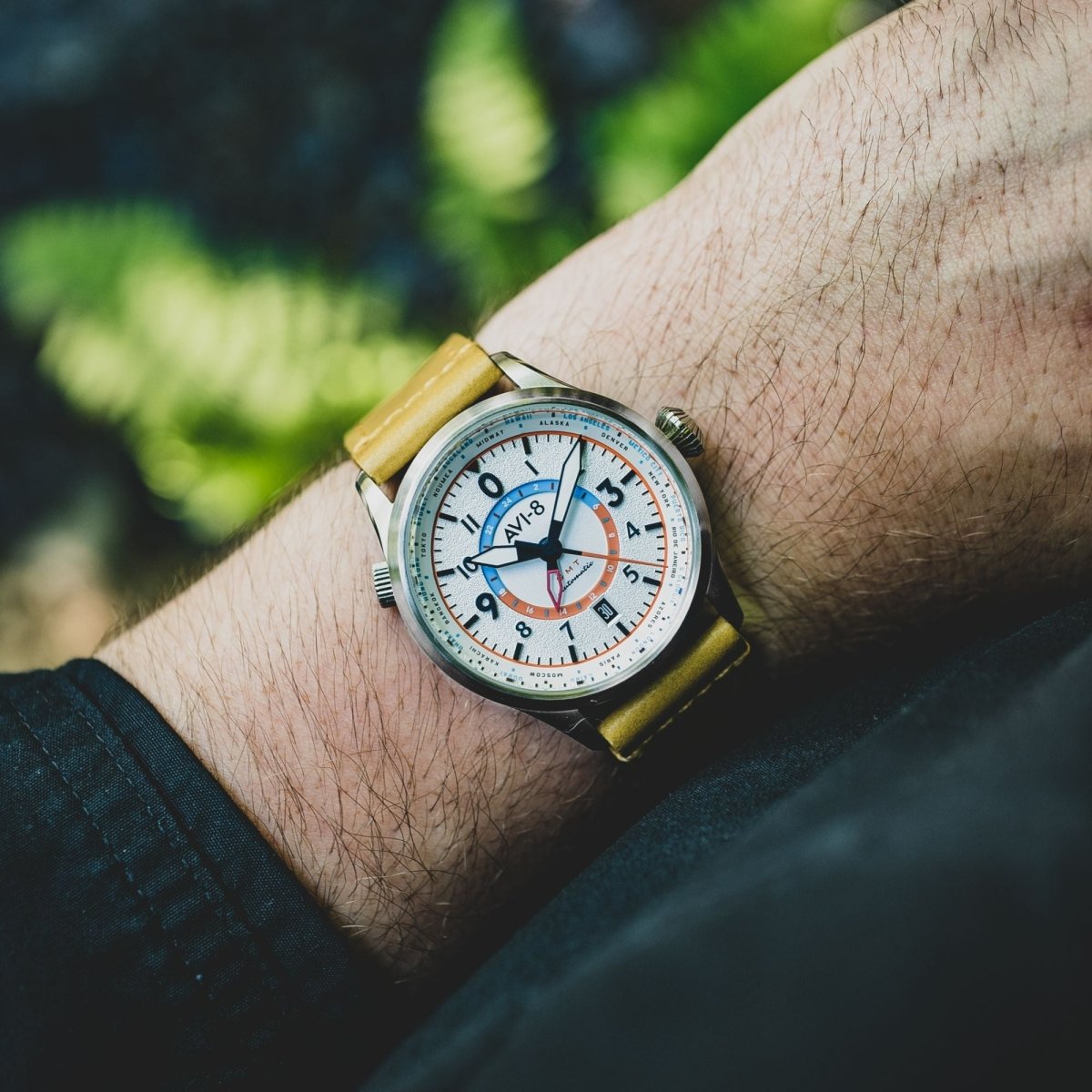 AVI - 8 Wingman Worldtimer Gmt Automatic Sand Green | TIME Watches
